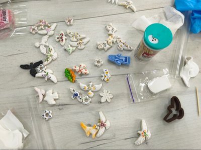 Житомирська майстриня створює горлиць із полімерної глини із зашифрованими іменами Житомирська майстриня створює горлиць із полімерної глини із зашифрованими іменами