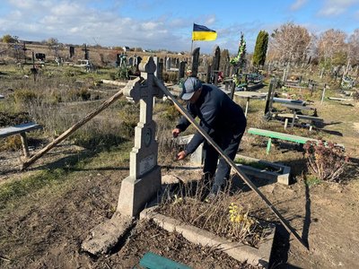 "Зробили людям горе": у селі Степанки на Черкащині місцеві лагодять пошкоджені могили "Зробили людям горе": у селі Степанки на Черкащині місцеві лагодять пошкоджені могили