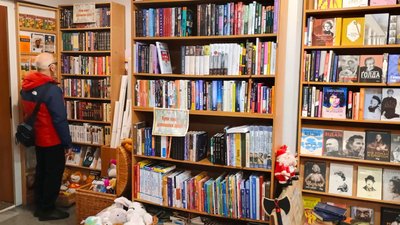 "Купи книгу – допоможи армії": у кропивницькій книгарні десять років проводять благодійний розпродаж книг "Купи книгу – допоможи армії": у кропивницькій книгарні десять років проводять благодійний розпродаж книг