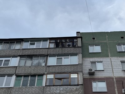Удар по Сумах: дрон влучив у багатоповерхівку Удар по Сумах: дрон влучив у багатоповерхівку
