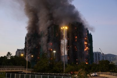Через масштабну пожежу в житловому комплексі у Гонконзі загинули щонайменше 13 людей Через масштабну пожежу в житловому комплексі у Гонконзі загинули щонайменше 13 людей
