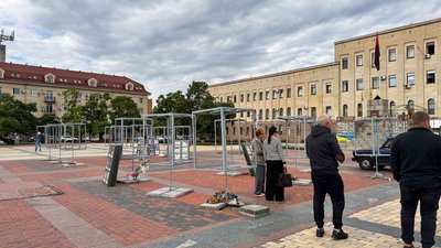 У Кропивницькому на площі Героїв Майдану демонтовують куби зі світлинами загиблих військових У Кропивницькому на площі Героїв Майдану демонтовують куби зі світлинами загиблих військових