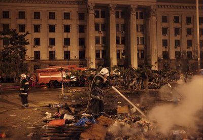 Рятувальники гасять осередки вогню біля згорілого Будинку профспілок в Одесі, де загинули люди, намагаючись втекти під час зіткнень 2 травня 2014 року Рятувальники гасять осередки вогню біля згорілого Будинку профспілок в Одесі, де загинули люди, намагаючись втекти під час зіткнень 2 травня 2014 року