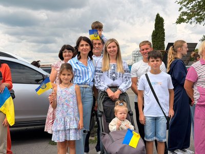 На Тернопільщині зустрічають звільненого з полону військового На Тернопільщині зустрічають звільненого з полону військового