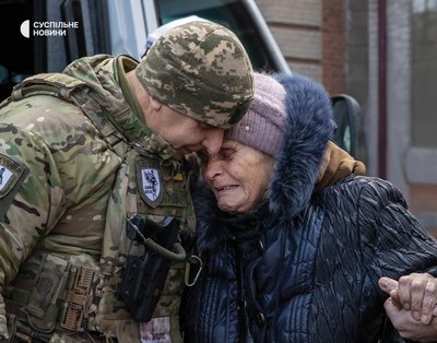 Фотографія, яку зняв американський меценат, бізнесмен і фотограф Говард Баффет. Упродовж років повномасштабного російського вторгнення він документував наслідки війни в Харкові, Херсоні, Дніпрі, Сумах та інших містах України