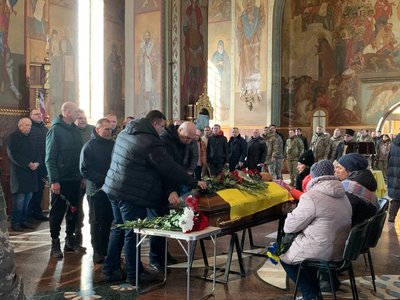 На колінах та зі сльозами на очах: у Черкасах в останню путь провели військового На колінах та зі сльозами на очах: у Черкасах в останню путь провели військового