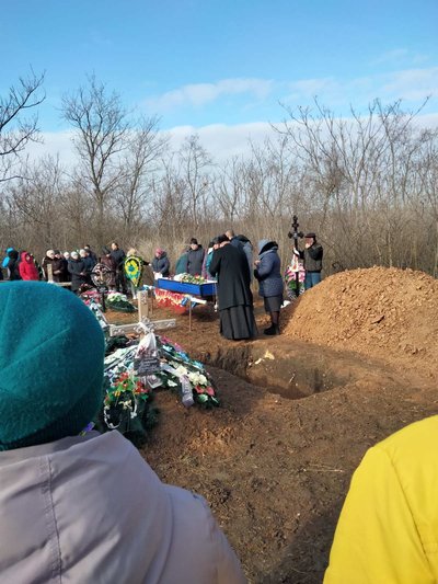 Живим коридором, стоячи на колінах. На Херсонщині попрощались з загиблим воїном Сергієм Катеринюком Живим коридором, стоячи на колінах. На Херсонщині попрощались з загиблим воїном Сергієм Катеринюком