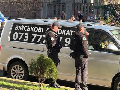Біля столичного ТЦК помітили підозріле авто. Його перевіряє поліція