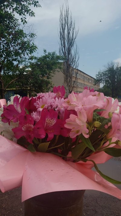 Дев'ятикласники з Любимівки на Херсонщині провели останній дзвоник на руїнах школи Дев'ятикласники з Любимівки на Херсонщині провели останній дзвоник на руїнах школи