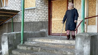 Пошкоджена російським обстрілом п’ятиповерхівка мешканка будинку Раїса Миколаївка Донецька область 29 січня 2025 рік Пошкоджена російським обстрілом п’ятиповерхівка мешканка будинку Раїса Миколаївка Донецька область 29 січня 2025 рік