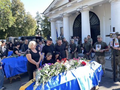 У Полтаві прощаються з шістьма загиблими від ракетного обстрілу 3 вересня У Полтаві прощаються з шістьма загиблими від ракетного обстрілу 3 вересня