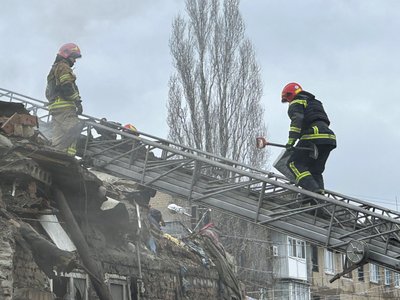 Рятувальники розбирають завали на місці ракетного удару у місті Новогродівка, Донецька область, 30 листопада Рятувальники розбирають завали на місці ракетного удару у місті Новогродівка, Донецька область, 30 листопада