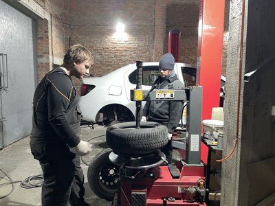 У Полтаві водії "перевзувають" автівки: чи здорожчала послуга У Полтаві водії "перевзувають" автівки: чи здорожчала послуга