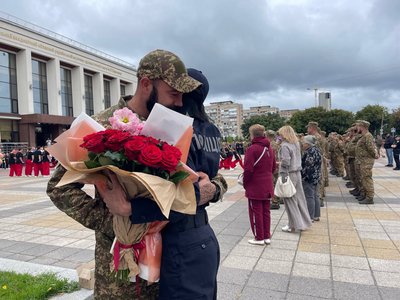 У Черкасах нацгвардієць освідчився коханій у День Прапора
