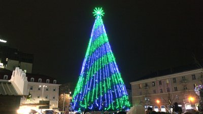 У Рівному на Театральній площі засвітили ялинку. Як це було У Рівному на Театральній площі засвітили ялинку. Як це було
