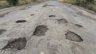 «Швидка не може доїхати»: жителі громади на Вінниччині скаржаться на стан дороги «Швидка не може доїхати»: жителі громади на Вінниччині скаржаться на стан дороги