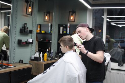 Стильна стрижка у подарунок: синам загиблих воїнів зробили акцію у барбершопі Бердичева Стильна стрижка у подарунок: синам загиблих воїнів зробили акцію у барбершопі Бердичева