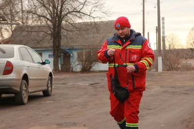 "Під час повітряних тривог особливо небезпечні моменти": як працюють медики "швидкої" в Охтирці "Під час повітряних тривог особливо небезпечні моменти": як працюють медики "швидкої" в Охтирці