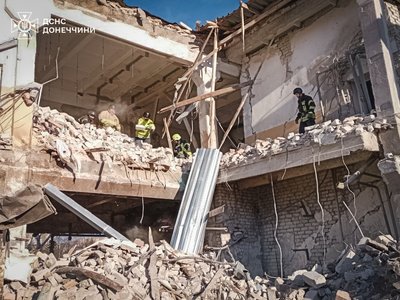 У Краматорську сьому добу шукають людину під завалами будівлі У Краматорську сьому добу шукають людину під завалами будівлі