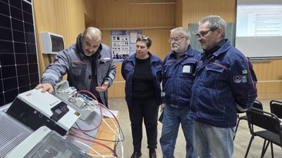 Людям під час навчання показують електроприлади у Миколаєві