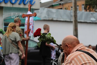 Зустріли "живим коридором": в Умані попрощались із захисником Зустріли "живим коридором": в Умані попрощались із захисником