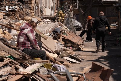 Готують їсти на вогні: як живуть мешканці пошкодженого внаслідок атаки РФ будинку в Одесі Готують їсти на вогні: як живуть мешканці пошкодженого внаслідок атаки РФ будинку в Одесі