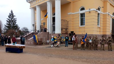 На Чернігівщині попрощалися з двома захисниками: Володимиром Маляренком та Володимиром Брагинцем На Чернігівщині попрощалися з двома захисниками: Володимиром Маляренком та Володимиром Брагинцем