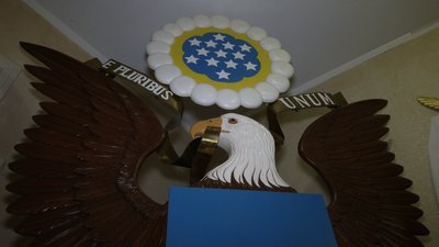 "Трамп знає про це": дерев'яний трон президенту США пропонує майстер з Рівного "Трамп знає про це": дерев'яний трон президенту США пропонує майстер з Рівного