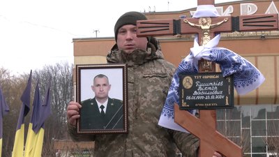 У Рівному попрощались з військовими Дмитром Кириченком та Віктором Дмитрієвим У Рівному попрощались з військовими Дмитром Кириченком та Віктором Дмитрієвим