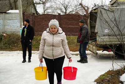 Жінка несе воду у відрах Жінка несе воду у відрах