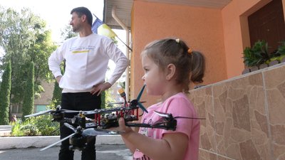 Трирічна дівчинка передала дрон для ЗСУ Трирічна дівчинка передала дрон для ЗСУ