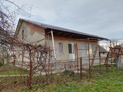 Впала ракета: як у селі Ставчани на Львівщині відновлюють будинки