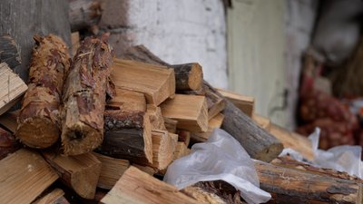 Попит на дрова зріс близько на 60%: як на Чернігівщині люди готуються до початку опалювального сезону Попит на дрова зріс близько на 60%: як на Чернігівщині люди готуються до початку опалювального сезону
