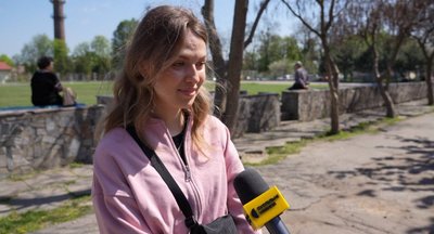 "Вночі вибухи, а тут приходиш і відключаєшся від цього всього". На території одного з вишів Дніпра розквітла алея сакур "Вночі вибухи, а тут приходиш і відключаєшся від цього всього". На території одного з вишів Дніпра розквітла алея сакур