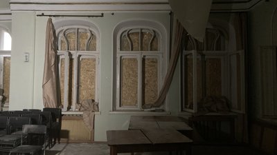 Пошкоджена ракетним ударом будівля Харківської обласної спілки письменників Пошкоджена ракетним ударом будівля Харківської обласної спілки письменників