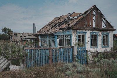 Зруйнована садиба Марії Новосельцевої, Протопопівка, Харківська область, серпень 2025 року Зруйнована садиба Марії Новосельцевої, Протопопівка, Харківська область, серпень 2025 року