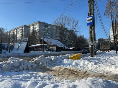 Сніг і крига на зупинках: як прибирають дороги та тротуари в Житомирі