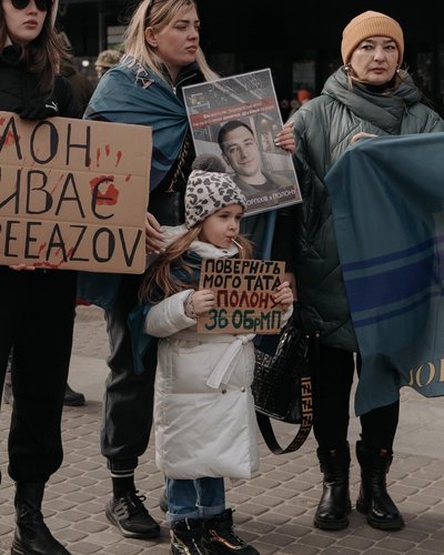 Дружина з донькою на акції із закликом звільнити військовополонених