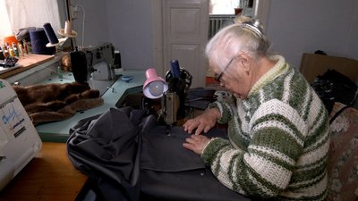"Я не можу, щоб не допомогти". 85-річна швея із Вінниччини шиє жилети та маскувальні костюми на фронт "Я не можу, щоб не допомогти". 85-річна швея із Вінниччини шиє жилети та маскувальні костюми на фронт