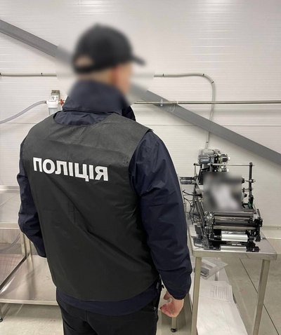 Двом черкащанам повідомили про підозру через виготовлення та продаж алкоголю без акцизу Двом черкащанам повідомили про підозру через виготовлення та продаж алкоголю без акцизу
