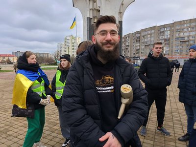 "800 мільйонів на військо": у Луцьку відбувся марш протесту. Що вимагали люди "800 мільйонів на військо": у Луцьку відбувся марш протесту. Що вимагали люди