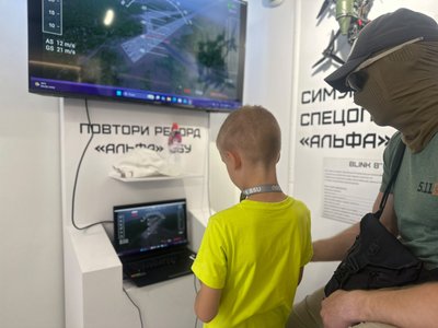 У Житомирі показали симулятор FPV-дрона спецоперації СБУ «Павутина» У Житомирі показали симулятор FPV-дрона спецоперації СБУ «Павутина»