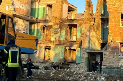 22 загиблих: у Дарницькому районі Києва триває пошуково-рятувальна операція 22 загиблих: у Дарницькому районі Києва триває пошуково-рятувальна операція