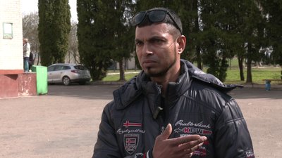 Мріяв одягнути вишиванку і навідати маму: з воїном зі Шрі-Ланки попрощалися на Рівненщині Мріяв одягнути вишиванку і навідати маму: з воїном зі Шрі-Ланки попрощалися на Рівненщині