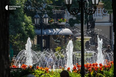 Відпочинок біля моря та в міському саду: фотозамальовка серпневого ранку в Одесі Відпочинок біля моря та в міському саду: фотозамальовка серпневого ранку в Одесі