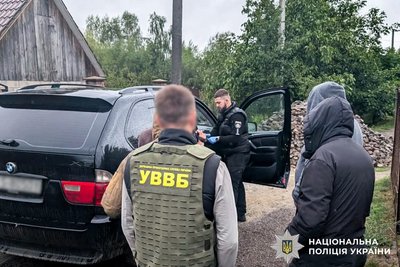 Чоловіка підозрюють у переправленні за держкордон двох військовозобов’язаних за 24 тис. доларів США на Рівненщині Чоловіка підозрюють у переправленні за держкордон двох військовозобов’язаних за 24 тис. доларів США на Рівненщині