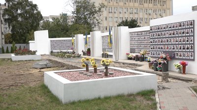 Закінчується місце: у Черкасах розширятимуть стелу Героїв під фото полеглих Закінчується місце: у Черкасах розширятимуть стелу Героїв під фото полеглих