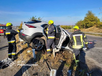 В’їхала у відбійник: внаслідок ДТП на Рівненщині травмувалися дві жительки Києва В’їхала у відбійник: внаслідок ДТП на Рівненщині травмувалися дві жительки Києва