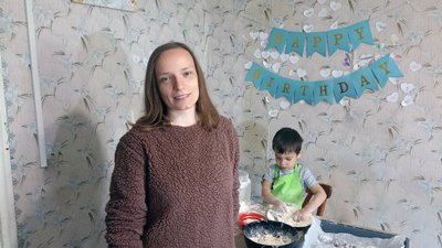 Чотирирічний Дем’ян з Житомирщини готує печиво для військових ЗСУ Чотирирічний Дем’ян з Житомирщини готує печиво для військових ЗСУ