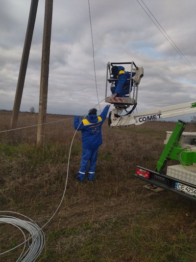 Працівники Чернівціобленерго ліквідують пошкодження електромереж на Херсонщині